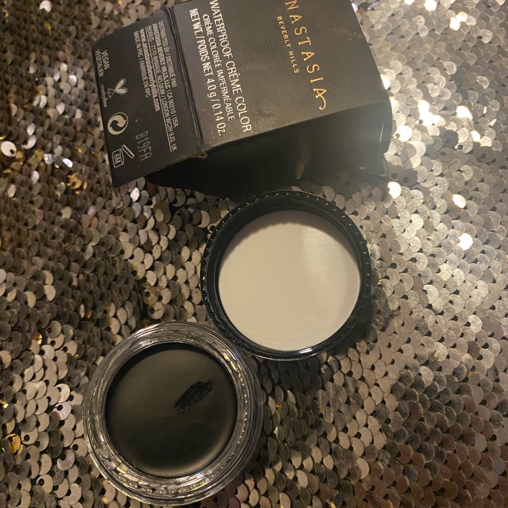Anastasia Beverly Hills waterproof  Creme color